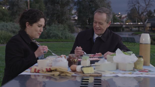 Bill Shorten and the ABC's Annabel Crabb tuck into a picnic feast on <i>Kitchen Cabinet</i>.