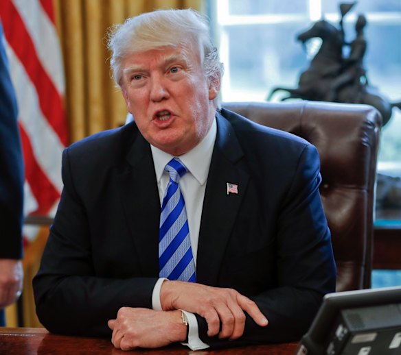 Donald Trump at his dek in the Oval Office.