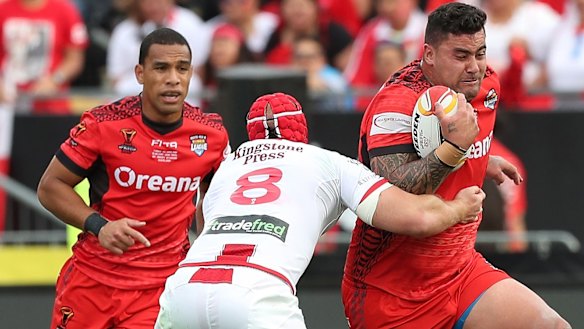 Direct: Andrew Fifita runs into Josh Hodgson and Chris Hill.