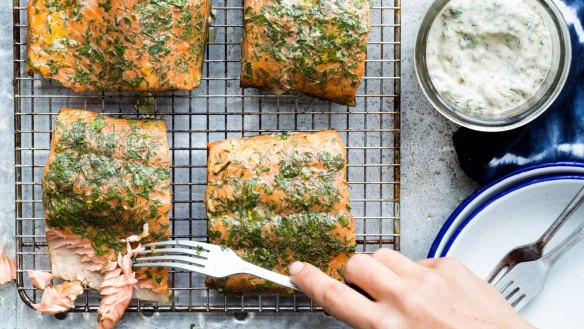 Smoke your own salmon with this easy set-up.