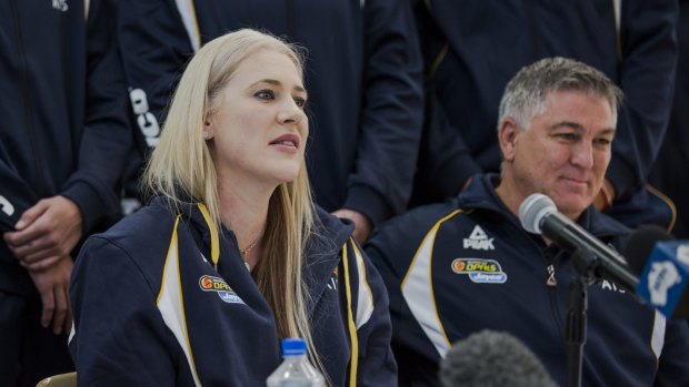 Australian basketball player Lauren Jackson has announced her retirement from the game on Thursday morning.