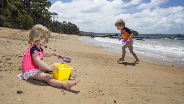 Maddy, 2, and Casey Matthews-James, 4, from England enjoy an outing to Batemans Bay this week. The temperatures will start to climb from Saturday, reaching the mid-30s in western Sydney.