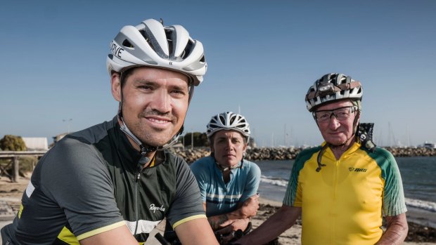 Organiser Jesse Carlsson with two other racers, Sarah Hammond and Paul Ardil, before the start of the Indian Pacific Wheel Race in March. 