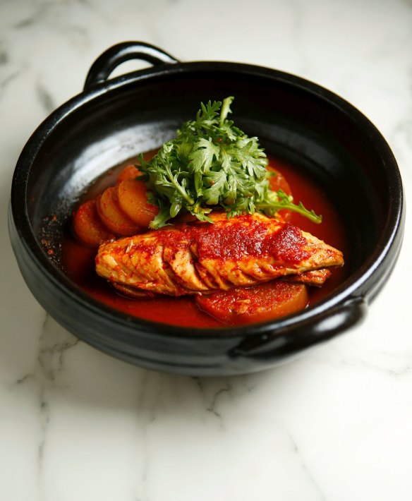 Braised bonito with chrysanthemum leaves