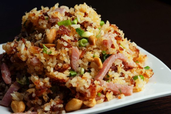 Crunchy fried rice with ham.