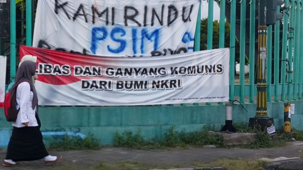 Banner in Yogyakarta reading: "Thrash and wipe out communism from a united Indonesia".
