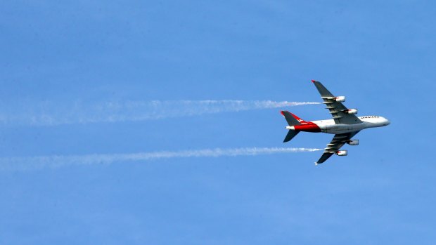 Qantas flight QF7 to Dallas plane is seen dumping fuel off the coast of Wollongong.