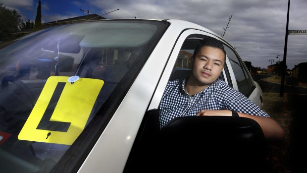 Khalid Issa wants to start work - but can't drive until he turns 18. He has started a petition to lower the driving age in Victoria to 17 in line with other states and territories.