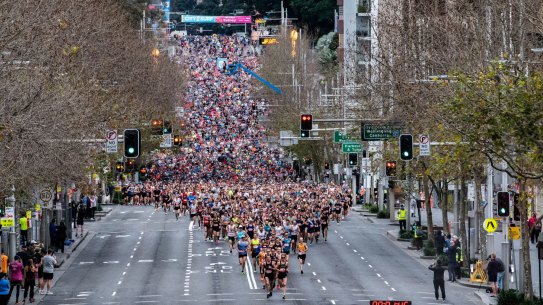 Participants take part in the annual City2Surf fun run in Sydney on August 14, 2022  Photo: Flavio Brancaleone/The Sydney Morning Herald