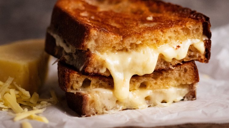 How to Make Grilled Cheese in a Pan (Cheese Toastie) - Alphafoodie