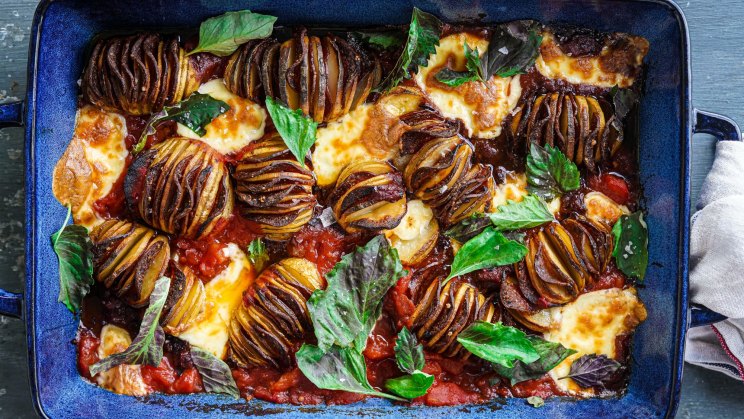Pepperoni hasselback potato traybake-image