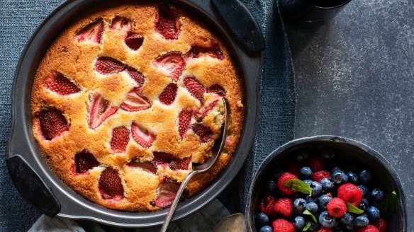 This strawberry and white chocolate almond cake, with macerated berries, is a delicious afternoon treat.