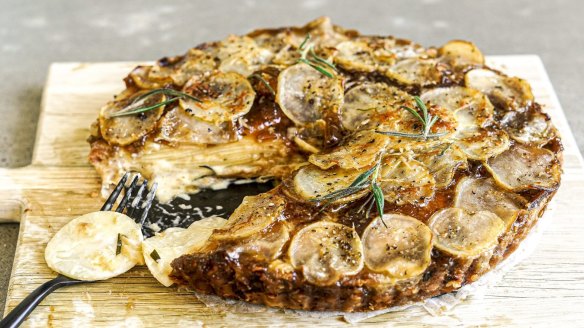 Potato gratin in a pie.