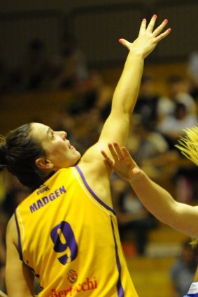 Boomers captain Tess Madgen signed a contract with WNBA champions Phoenix Mercury.