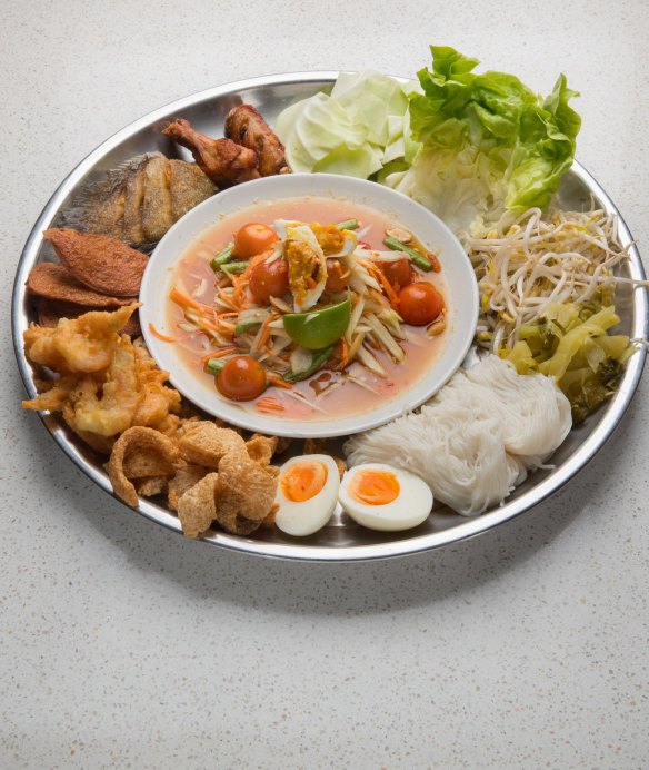 A papaya salad platter.