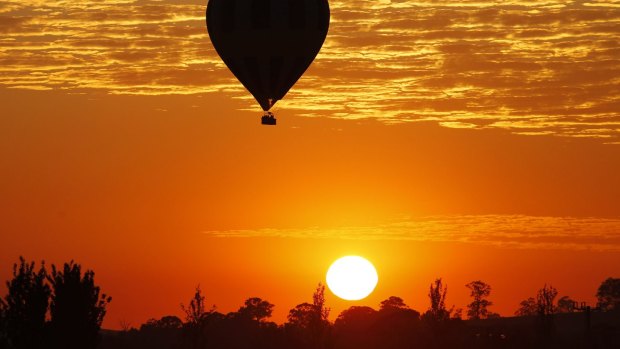 A balloon was attempting to land west of Cairns when it drifted into powerlines.