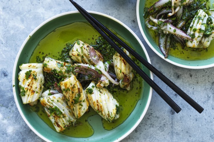 Barbecued squid with onion, parsley and oregano.