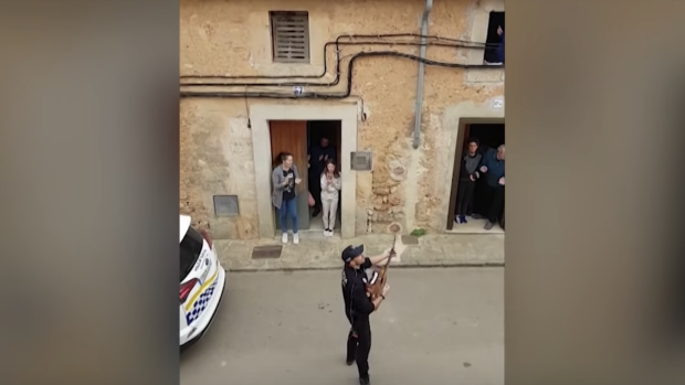 Police serenade Mallorcan locals during lockdown.