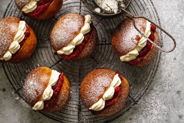 Rhubarb and vanilla cream buns.
