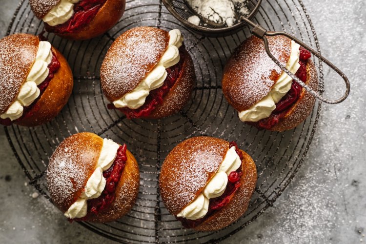 Rhubarb and vanilla cream buns.