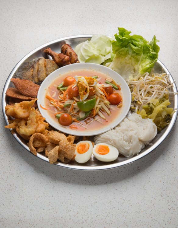 Many Thai restaurants, including Do Dee Paidang, serve spicier dishes with fresh vegetables on the side, which people believe cool the mouth down.