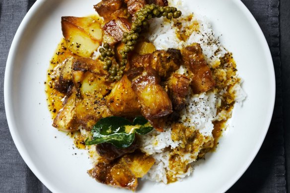 烘焙的五花肉和土豆咖喱配蛇豆子和米饭。
