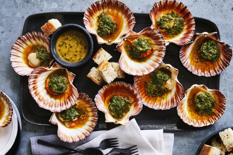 Grilled scallops with herb butter
