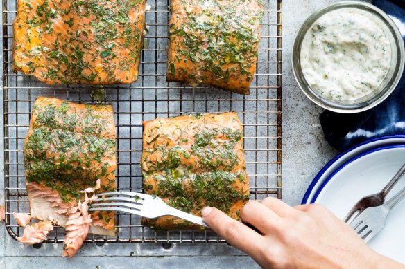 Smoke your own salmon with this easy set-up.