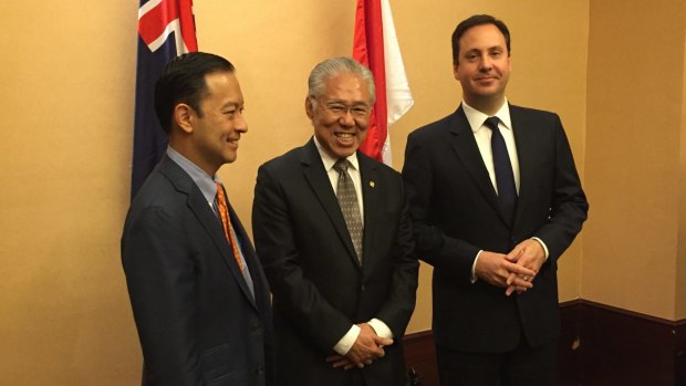 Australian Trade Minister Steve Ciobo (right), meets with former Indonesian trade minister Thomas Lembong (left) and new Trade Minister Enggartiasto Lukita (centre) in Jakarta.