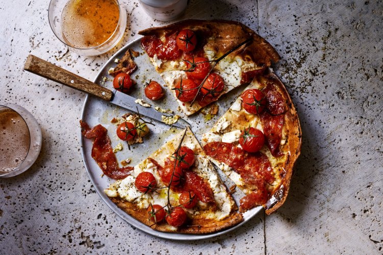 Fast four-ingredient pizza with sopressa and tomato.