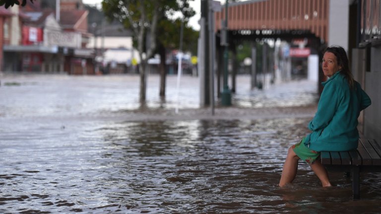 Nsw Floods Sirens Sound In Lismore As Levee Cracks And City Floods