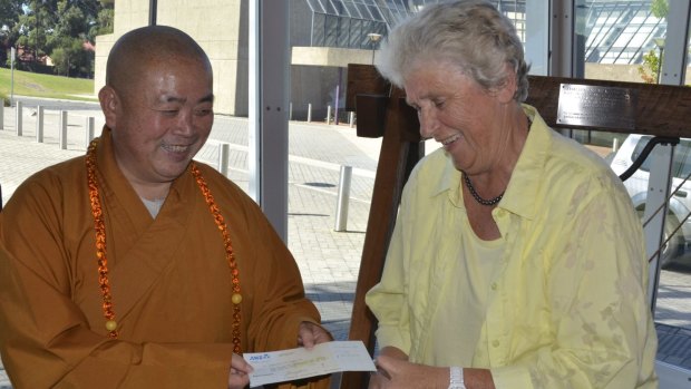 Shaolin Abbot Shi
Yongxin presents a bank cheque to Shoalhaven Mayor Joanna Gash for
$4,162,723.99 to finalise the mortgage payments for his $380m NSW complex.