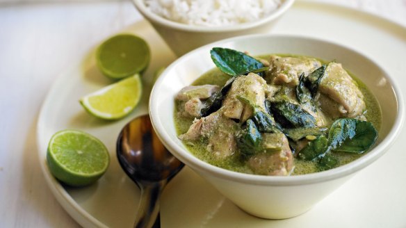 Green chicken curry served with rice and lime.