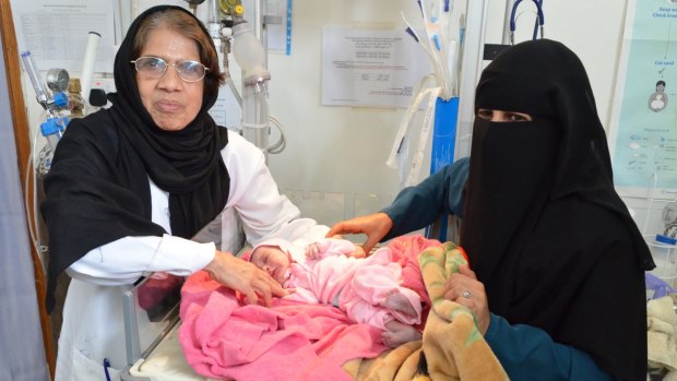 MSF Australian obstetrician, Dr Shanti Hegde, attends to a newborn baby at the MSF-supported Khamir hospital in Yemen. She has just returned from an assignment in Kabul.