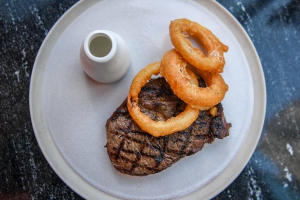 Steak with onion rings.