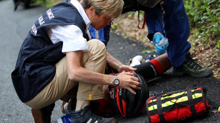 Tour De France 17 Richie Porte In Serious Crash On Mont Du Chat Descent
