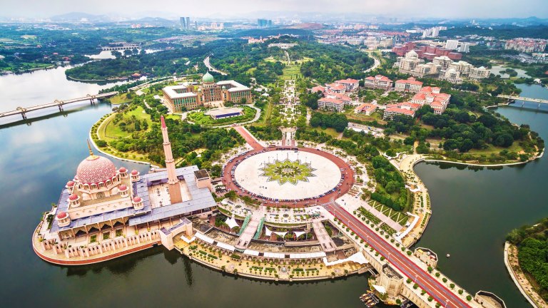 Putrajaya, Malaysia's administrative capital: Travel guide to a sci-fi city immersed in jungle
