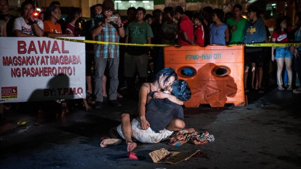 The photo of Jennilyn Olayres cradling the body of her husband Michael Siaron after he was shot by vigilantes has got the nation talking.