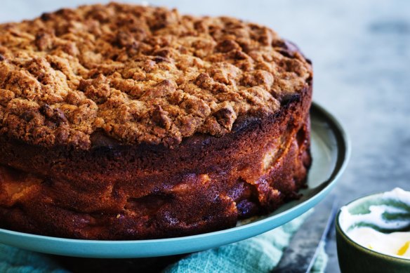If you are ready to tuck into wintry baking, this is the perfect cake to give you that cozy feeling.
