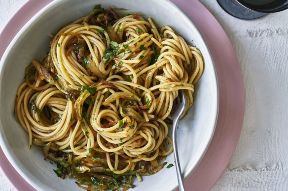 Pantry pasta: Bigoli in salsa.