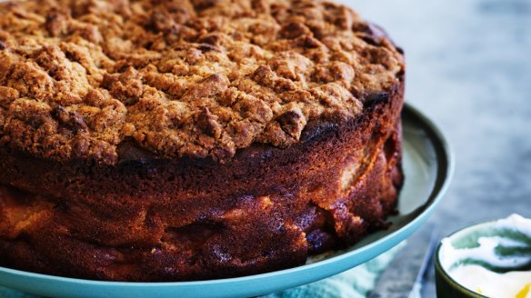 If you are ready to tuck into wintry baking, this is the perfect cake to give you that cozy feeling.