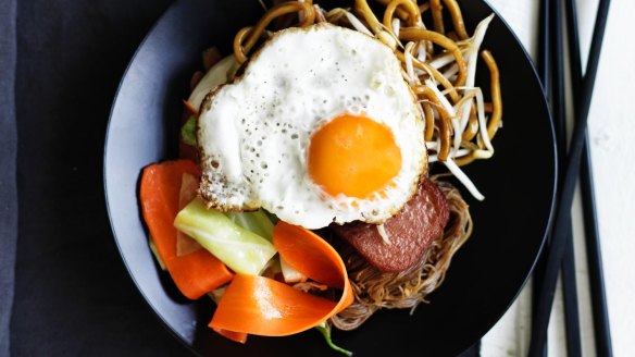 Adam Liaw's economy fried noodles.