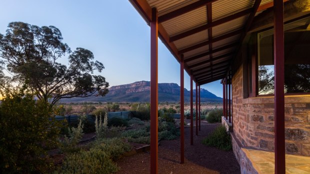 The Rawnsley Park homestead with views of Rawnsley Bluff.