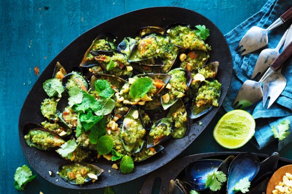 Green Thai curry mussels with cashew crumb.