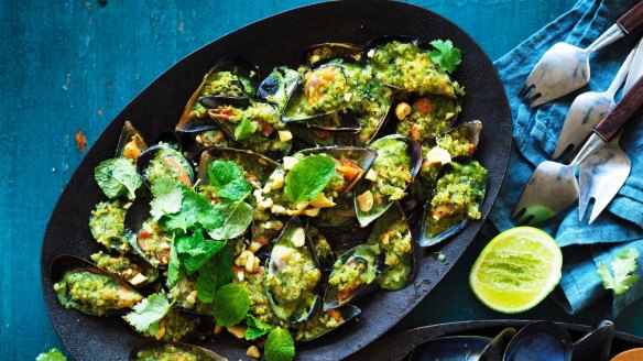 Green Thai curry mussels with cashew crumb.