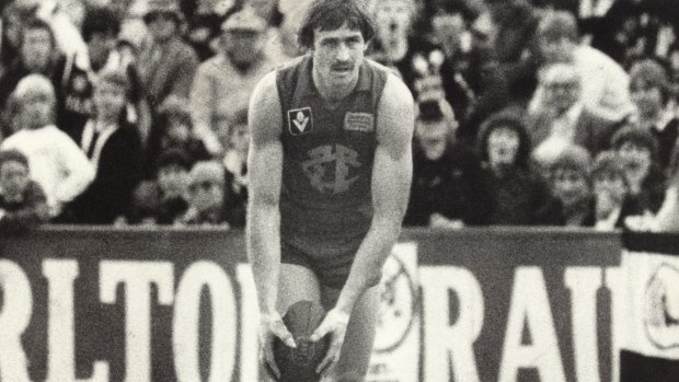 Bernie Quinlan lines up - and finally kicks - his 100th goal of 1983. Published in The Age 22 August 1983. PICTURE: Simon Corden

File (Melb): P: QUINLAN, Bernie
Date filed: 22-08-1983
Neg no: M 24545