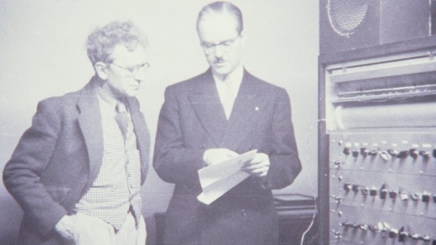 Percy Grainger with Earle Kent and the Kents Electronic Music Box in 1951.