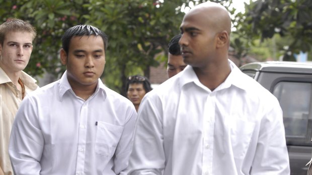 Tan Duc Thanh Nguyen with Myuran Sukumaran during their trial.