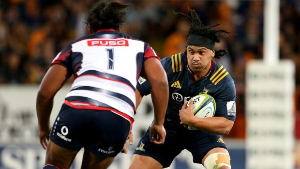 DUNEDIN, NEW ZEALAND - MARCH 31: Aki Seiuli (R) of the Highlanders is challenged by Fereti Sa'aga of the Rebels during the round six Super Rugby match between the Highlanders and the Rebels at Forsyth Barr Stadium on March 31, 2017 in Dunedin, New Zealand. (Photo by Dianne Manson/Getty Images)