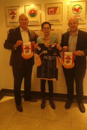 Phil Thomson and  Brumbies general manager Simon Chester with China Rugby secretary general Cui Weihong.